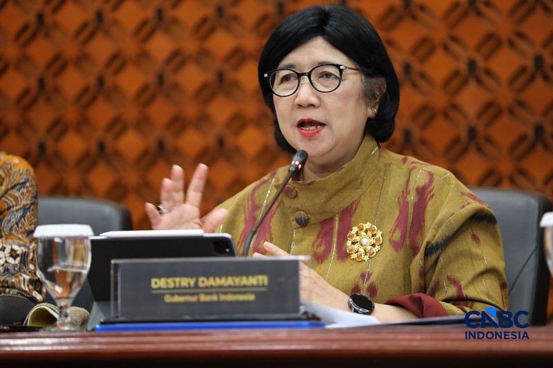 Gubernur Bank Indonesia, Destry Damayanti saat menyampaikan Hasil Rapat Dewan Gubernur Bulanan Bulan Oktober 2026 Cakupan Triwulanan dan Tahunan di Gedung Bank Indonesia, Jakarta, Rabu (21/10/2026). (CNBC Indonesia/Tri Susilo)