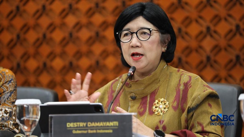 Gubernur Bank Indonesia, Destry Damayanti saat menyampaikan Hasil Rapat Dewan Gubernur Bulanan Bulan Oktober 2026 Cakupan Triwulanan dan Tahunan di Gedung Bank Indonesia, Jakarta, Rabu (21/10/2026).