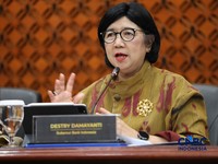 Gubernur Bank Indonesia, Destry Damayanti saat menyampaikan Hasil Rapat Dewan Gubernur Bulanan Bulan Oktober 2026 Cakupan Triwulanan dan Tahunan di Gedung Bank Indonesia, Jakarta, Rabu (21/10/2026). (CNBC Indonesia/Tri Susilo)