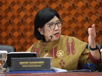 Gubernur Bank Indonesia, Destry Damayanti saat menyampaikan Hasil Rapat Dewan Gubernur Bulanan Bulan Oktober 2026 Cakupan Triwulanan dan Tahunan di Gedung Bank Indonesia, Jakarta, Rabu (21/10/2026). (CNBC Indonesia/Tri Susilo)