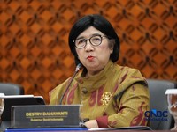 Gubernur Bank Indonesia, Destry Damayanti saat menyampaikan Hasil Rapat Dewan Gubernur Bulanan Bulan Oktober 2026 Cakupan Triwulanan dan Tahunan di Gedung Bank Indonesia, Jakarta, Rabu (21/10/2026). (CNBC Indonesia/Tri Susilo)