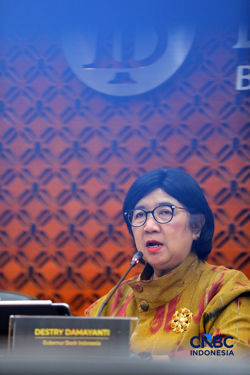 Gubernur Bank Indonesia, Destry Damayanti saat menyampaikan Hasil Rapat Dewan Gubernur Bulanan Bulan Oktober 2026 Cakupan Triwulanan dan Tahunan di Gedung Bank Indonesia, Jakarta, Rabu (21/10/2026). (CNBC Indonesia/Tri Susilo)