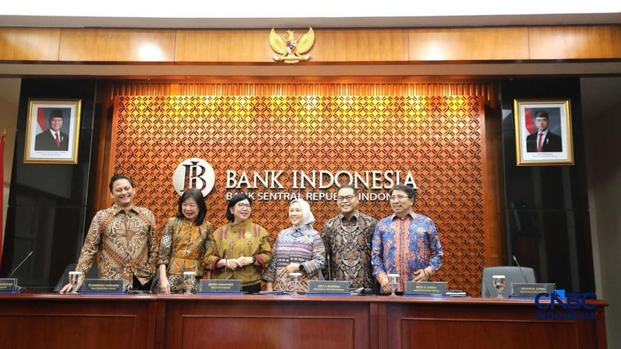 Gubernur Bank Indonesia, Destry Damayanti saat menyampaikan Hasil Rapat Dewan Gubernur Bulanan Bulan Oktober 2026 Cakupan Triwulanan dan Tahunan di Gedung Bank Indonesia, Jakarta, Rabu (21/10/2026).