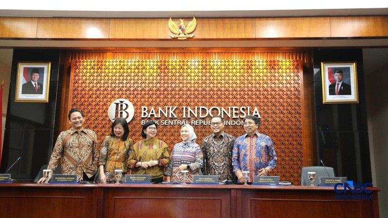 Gubernur Bank Indonesia, Destry Damayanti saat menyampaikan Hasil Rapat Dewan Gubernur Bulanan Bulan Oktober 2026 Cakupan Triwulanan dan Tahunan di Gedung Bank Indonesia, Jakarta, Rabu (21/10/2026).