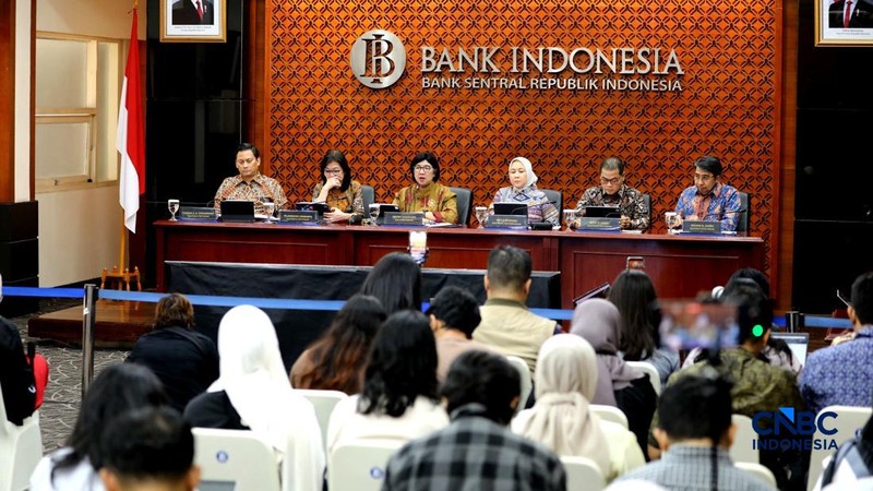 Gubernur Bank Indonesia, Destry Damayanti saat menyampaikan Hasil Rapat Dewan Gubernur Bulanan Bulan Oktober 2026 Cakupan Triwulanan dan Tahunan di Gedung Bank Indonesia, Jakarta, Rabu (21/10/2026). (CNBC Indonesia/Tri Susilo)