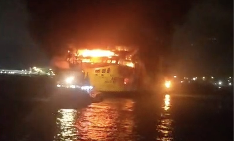 Kantor Pencarian dan Pertolongan Banten terus memantau penanganan insiden kebakaran KMP Batu Mandi yang terjadi di alur masuk penyeberangan Pelabuhan Merak, Banten, Rabu (21/10/2026). (Dok. BASARNAS)