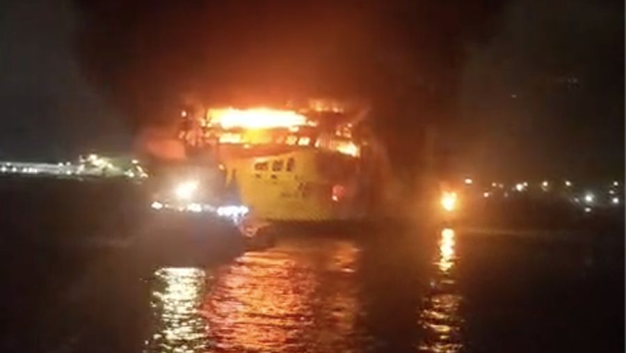 Kantor Pencarian dan Pertolongan Banten terus memantau penanganan insiden kebakaran KMP Batu Mandi yang terjadi di alur masuk penyeberangan Pelabuhan Merak, Banten, Selasa (20/10/2026).