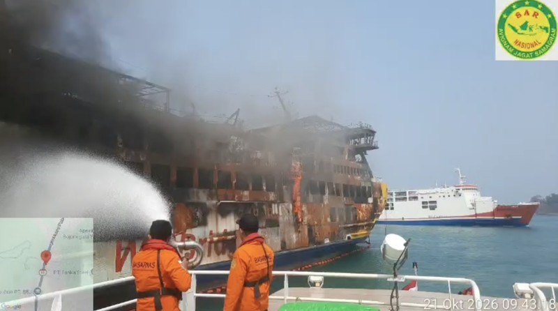Kantor Pencarian dan Pertolongan Banten terus memantau penanganan insiden kebakaran KMP Batu Mandi yang terjadi di alur masuk penyeberangan Pelabuhan Merak, Banten, Rabu (21/10/2026). (Dok. BASARNAS)