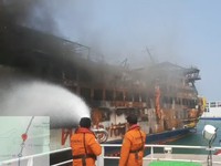 Kantor Pencarian dan Pertolongan Banten terus memantau penanganan insiden kebakaran KMP Batumandi yang terjadi di alur masuk penyeberangan Pelabuhan Merak, Banten, Rabu (21/10/2026). (Dok. BASARNAS)