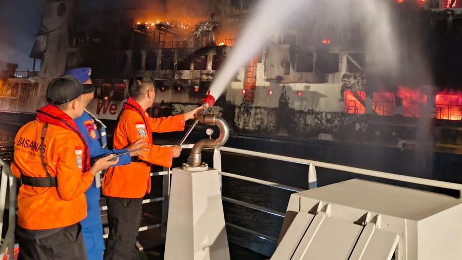 Kantor Pencarian dan Pertolongan Banten terus memantau penanganan insiden kebakaran KMP Batu Mandi yang terjadi di alur masuk penyeberangan Pelabuhan Merak, Banten, Selasa (20/10/2026). (Dok. BASARNAS)