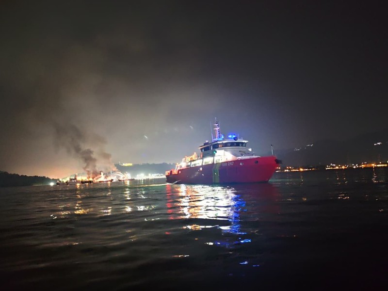Kantor Pencarian dan Pertolongan Banten terus memantau penanganan insiden kebakaran KMP Batu Mandi yang terjadi di alur masuk penyeberangan Pelabuhan Merak, Banten, Rabu (21/10/2026). (Dok. BASARNAS)