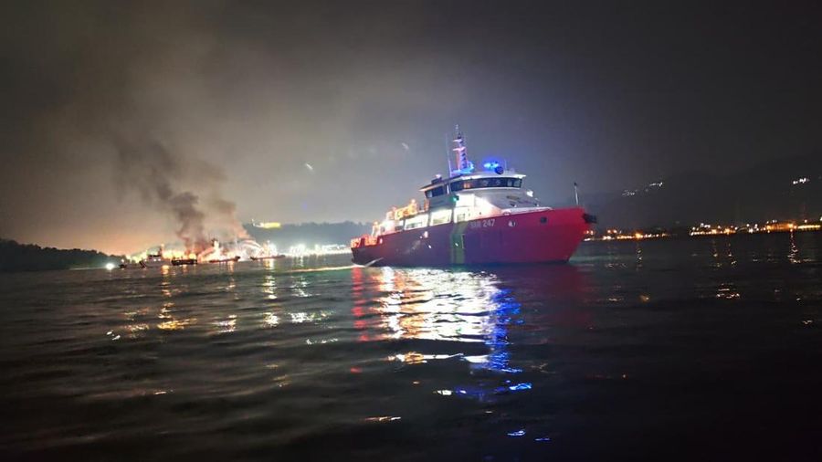 Kantor Pencarian dan Pertolongan Banten terus memantau penanganan insiden kebakaran KMP Batu Mandi yang terjadi di alur masuk penyeberangan Pelabuhan Merak, Banten, Selasa (20/10/2026).