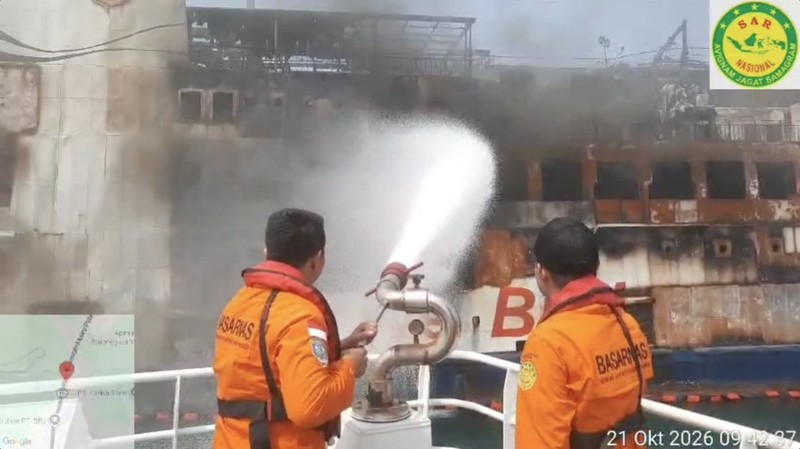 Kantor Pencarian dan Pertolongan Banten terus memantau penanganan insiden kebakaran KMP Batu Mandi yang terjadi di alur masuk penyeberangan Pelabuhan Merak, Banten, Rabu (21/10/2026). (Dok. BASARNAS)