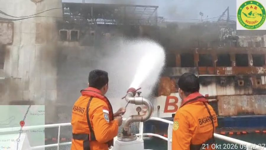 Kantor Pencarian dan Pertolongan Banten terus memantau penanganan insiden kebakaran KMP Batumandi yang terjadi di alur masuk penyeberangan Pelabuhan Merak, Banten, Rabu (21/10/2026). (Dok. BASARNAS)