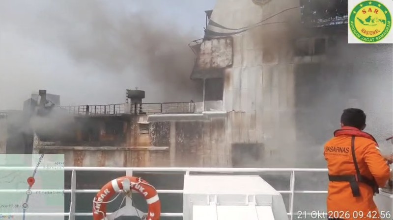 Kantor Pencarian dan Pertolongan Banten terus memantau penanganan insiden kebakaran KMP Batu Mandi yang terjadi di alur masuk penyeberangan Pelabuhan Merak, Banten, Rabu (21/10/2026). (Dok. BASARNAS)