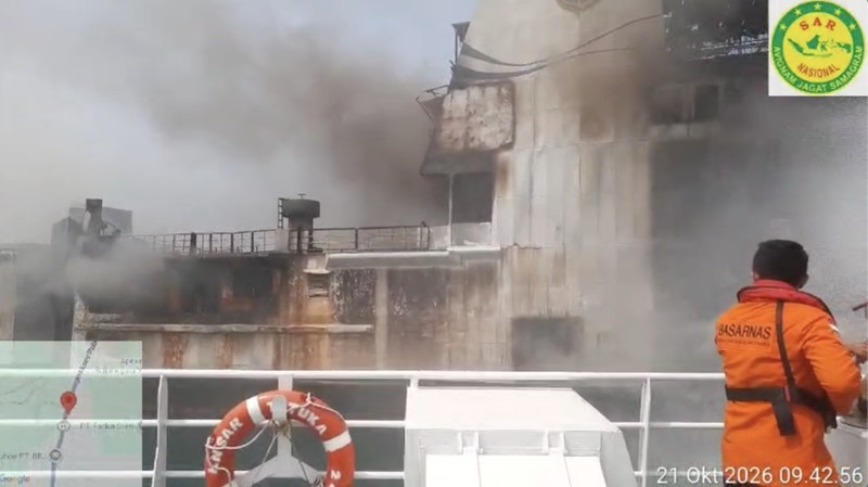 Kantor Pencarian dan Pertolongan Banten terus memantau penanganan insiden kebakaran KMP Batu Mandi yang terjadi di alur masuk penyeberangan Pelabuhan Merak, Banten, Rabu (21/10/2026).