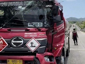 Truk BBM Ringsek Usai Hantam Truk Material di Bypass IB Mantra Klungkung
