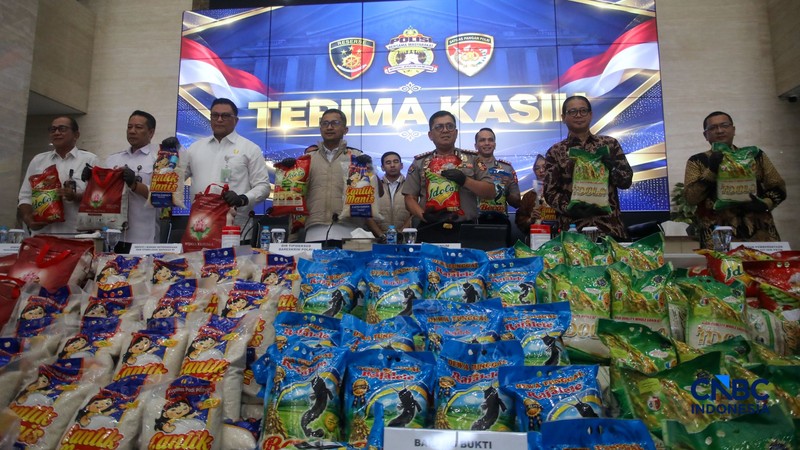 Konferensi Pers rilis penanganan perkara Beras Khusus Fortifikasi atau beras yang di perkaya vitamin di Gedung Awaloedin Djamin Bareskrim Polri, Jakarta, Rabu (21/10/2026). (CNBC Indonesia/Faisal Rahman)