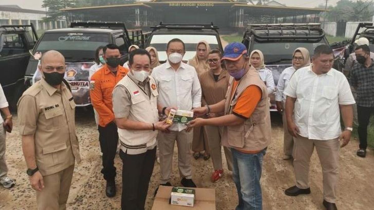 Legislator Gerindra Salurkan Bantuan ke Warga Ketapang Terdampak Karhutla — NadiKabar.com