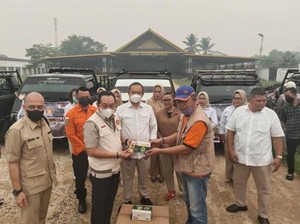 Legislator Gerindra Salurkan Bantuan ke Warga Ketapang Terdampak Karhutla