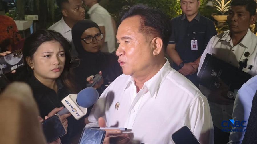 Menko Kumham Imipas Yusril Ihza Mahendra. saat doorstop di Istana Negara, Rabu, 21/10. (CNBC Indonesia/Emir Yanwardhana)