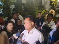 Menko Kumham Imipas Yusril Ihza Mahendra. saat doorstop di Istana Negara, Rabu, 21/10. (CNBC Indonesia/Emir Yanwardhana)