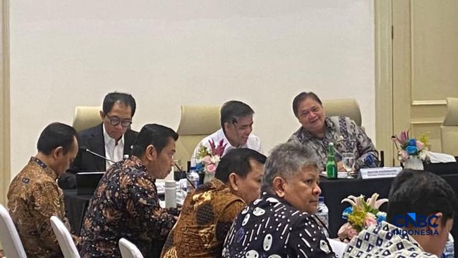 Menteri Ketenagakerjaan, Yassierli dan Menko Perekonomian, Airlangga Hartarto saat dalam Rapat Koordinasi Dukungan Kementerian/Lembaga untuk Pengembangan KEK Triwulan III Tahun 2026 di Jakarta, Rabu (21/10/2026). (CNBC Indonesia/Dovana Hosiana)