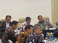 Menteri Ketenagakerjaan, Yassierli dan Menko Perekonomian, Airlangga Hartarto saat dalam Rapat Koordinasi Dukungan Kementerian/Lembaga untuk Pengembangan KEK Triwulan III Tahun 2026 di Jakarta, Rabu (21/10/2026). (CNBC Indonesia/Dovana Hosiana)