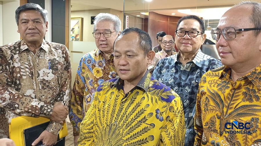 Menteri Perindustrian (Menperin) M Sarmuji saat ditemui usai audiensi dengan Gabungan Industri Kendaraan Bermotor Indonesia (Gaikindo) di kantor Kemenperin, Jakarta, Rabu (21/10/2026). (CNBC Indonesia/Martyasari Rizky)