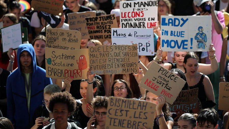 Para pelajar sekolah menengah dan mahasiswa di Prancis memegang poster saat demonstrasi di Nantes, sebagai bagian dari gerakan protes yang terus berlangsung untuk menuntut kondisi sekolah yang lebih baik serta tindakan dari pemerintah, Prancis, 15 Oktober 2026.