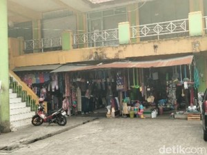 Jerit Pedagang Pakaian Pasar Kobar: Sepi Sejak Ada Online, Kini Asap Karhutla