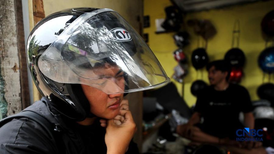 Pekerja melakukan perbaikan helm milik konsumen di salah satu gerai di kawasan Jakarta, Rabu (21/10/2026).