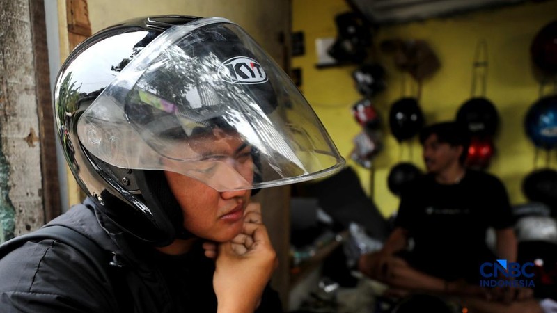 Pekerja melakukan perbaikan helm milik konsumen di salah satu gerai di kawasan Jakarta, Rabu (21/10/2026).