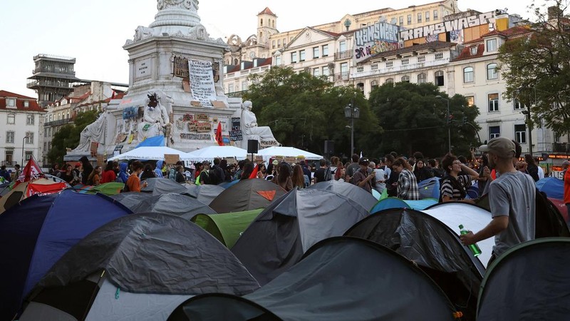 People at a protest camp Rossio square against house crisis and cost of living, in Lisbon, Portugal, October 19, 2026. REUTERS/Pedro Nunes