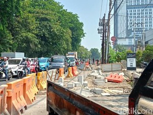 Proyek Saluran Persimpangan Margorejo Surabaya Makan Bahu Jalan