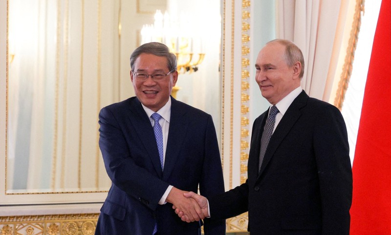 Russian President Vladimir Putin and Chinese Premier Li Qiang lead talks between their delegations in Saint Petersburg, Russia, October 21, 2026. Sputnik/Kristina Solovyova/Pool via REUTERS ATTENTION EDITORS - THIS IMAGE WAS PROVIDED BY A THIRD PARTY.