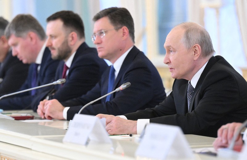 Russian President Vladimir Putin and Chinese Premier Li Qiang lead talks between their delegations in Saint Petersburg, Russia, October 21, 2026. Sputnik/Kristina Solovyova/Pool via REUTERS ATTENTION EDITORS - THIS IMAGE WAS PROVIDED BY A THIRD PARTY.