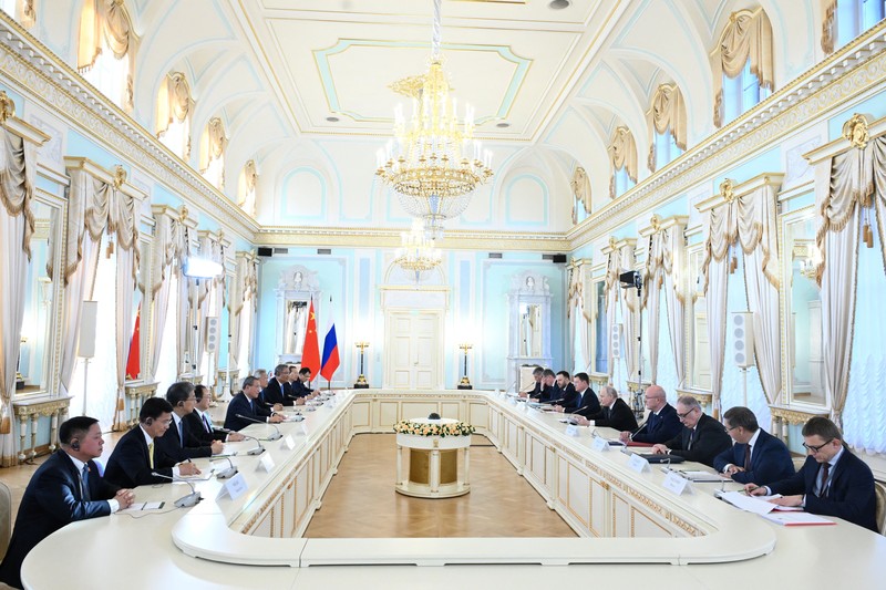 Russian President Vladimir Putin and Chinese Premier Li Qiang lead talks between their delegations in Saint Petersburg, Russia, October 21, 2026. Sputnik/Kristina Solovyova/Pool via REUTERS ATTENTION EDITORS - THIS IMAGE WAS PROVIDED BY A THIRD PARTY.