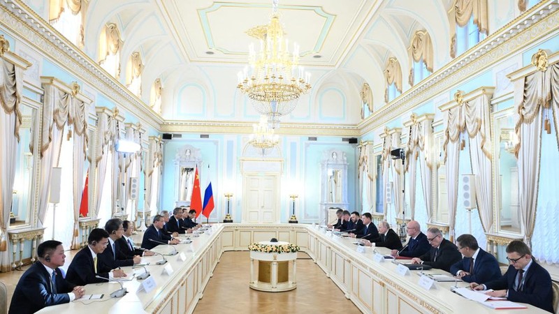 Russian President Vladimir Putin and Chinese Premier Li Qiang lead talks between their delegations in Saint Petersburg, Russia, October 21, 2026. Sputnik/Kristina Solovyova/Pool via REUTERS ATTENTION EDITORS - THIS IMAGE WAS PROVIDED BY A THIRD PARTY