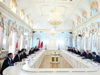 Russian President Vladimir Putin and Chinese Premier Li Qiang lead talks between their delegations in Saint Petersburg, Russia, October 21, 2026. Sputnik/Kristina Solovyova/Pool via REUTERS ATTENTION EDITORS - THIS IMAGE WAS PROVIDED BY A THIRD PARTY