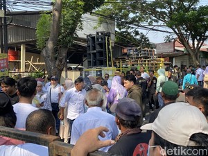 Massa Berdatangan ke Pengadilan Tipikor Semarang Jelang Vonis Bupati Sudewo