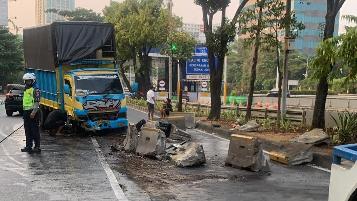 Truk Tabrak Separator Busway Jl S Parman Picu Lalin Macet, TransJ Terlambat — NadiKabar.com