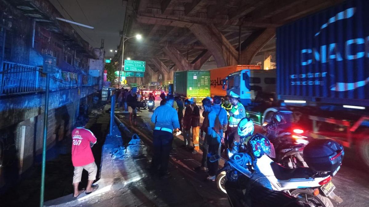 Pejalan Kaki di Koja Tewas Tertimpa Tiang Listrik yang Ditabrak Truk Trailer — NadiKabar.com