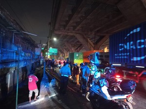 Pejalan Kaki di Koja Tewas Tertimpa Tiang Listrik yang Ditabrak Truk Trailer