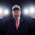 Presiden AS Donald Trump memberikan gestur saat acara kampanye di Bandara Pitt-Greenville di Greenville, Carolina Utara, AS, 20 Oktober 2026. REUTERS/Evan Vucci