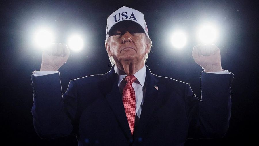 Presiden AS Donald Trump memberikan gestur saat acara kampanye di Bandara Pitt-Greenville di Greenville, Carolina Utara, AS, 20 Oktober 2026. REUTERS/Evan Vucci
