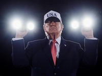 Presiden AS Donald Trump memberikan gestur saat acara kampanye di Bandara Pitt-Greenville di Greenville, Carolina Utara, AS, 20 Oktober 2026. REUTERS/Evan Vucci