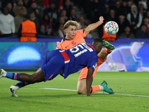 Aksi Heroik Bek PSG: Wajah Kena Sepak Kepala Kena Sundul