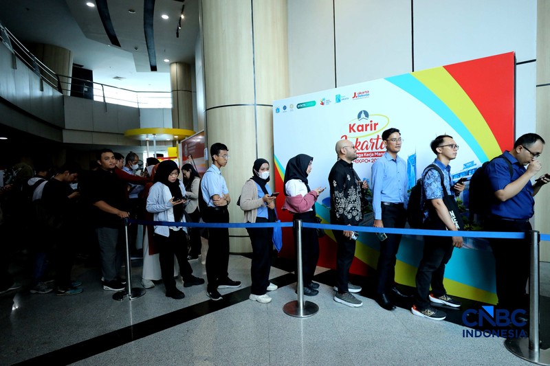 Antrean panjang pencari kerja tampak mengular di area Convention Hall SMESCO, Jakarta Selatan, pada Kamis (22/10/2026). (CNBC Indonesia/Tri Susilo)