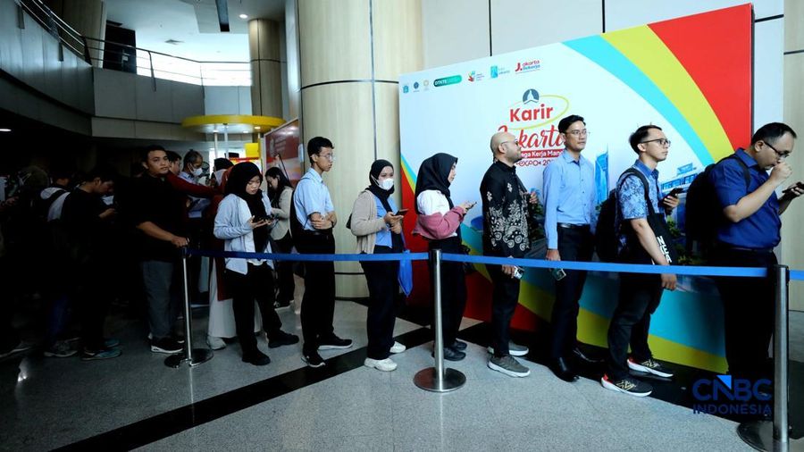 Antrean panjang pencari kerja tampak mengular di area Convention Hall SMESCO, Jakarta Selatan, pada Kamis (22/10/2026).